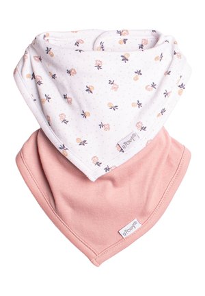 Dwa miękkie bawełniane chustki dziecięce, jedna w jednolitym różowym kolorze, a druga biała z drobnym nadrukiem kwiatowym w kolorze brzoskwiniowym i granatowym, obie z naszytymi metkami marki.