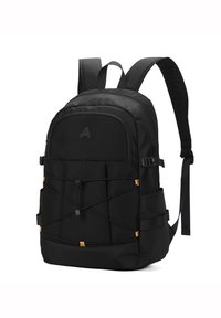 Zaino nero realizzato in tessuto resistente, dotato di spallacci imbottiti, tasca frontale e corda elastica bungee per il trasporto esterno.