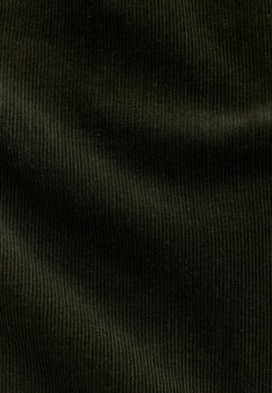 Sötétzöld kordbársony anyag, puha textúrával, jellegzetes függőleges bordázattal és sima felülettel.