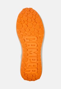Suola di un sneaker con un fondo in gomma arancione caratterizzato da motivi circolari e la scritta "GAMER" in rilievo, progettata per offrire aderenza e comfort.