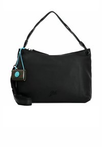 Bolso de mano de cuero negro con una textura suave, que cuenta con un cierre superior con cremallera, correa para el hombro ajustable y una pequeña etiqueta de acento con el logotipo.