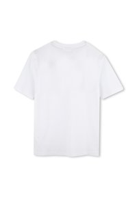 Camiseta blanca de algodón, de manga corta, cuello redondo, textura suave y corte recto. No presenta diseños gráficos ni patrones.