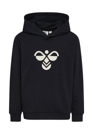 Czarna bluza z kapturem z białym stylizowanym logo pszczoły na środku klatki piersiowej, z długimi rękawami oraz ściągaczami przy mankietach i u dołu.