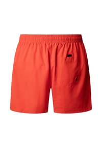 Heldere oranje zwemshorts met elastische tailleband en een achterzak met een klein zwart voorwerp erin.