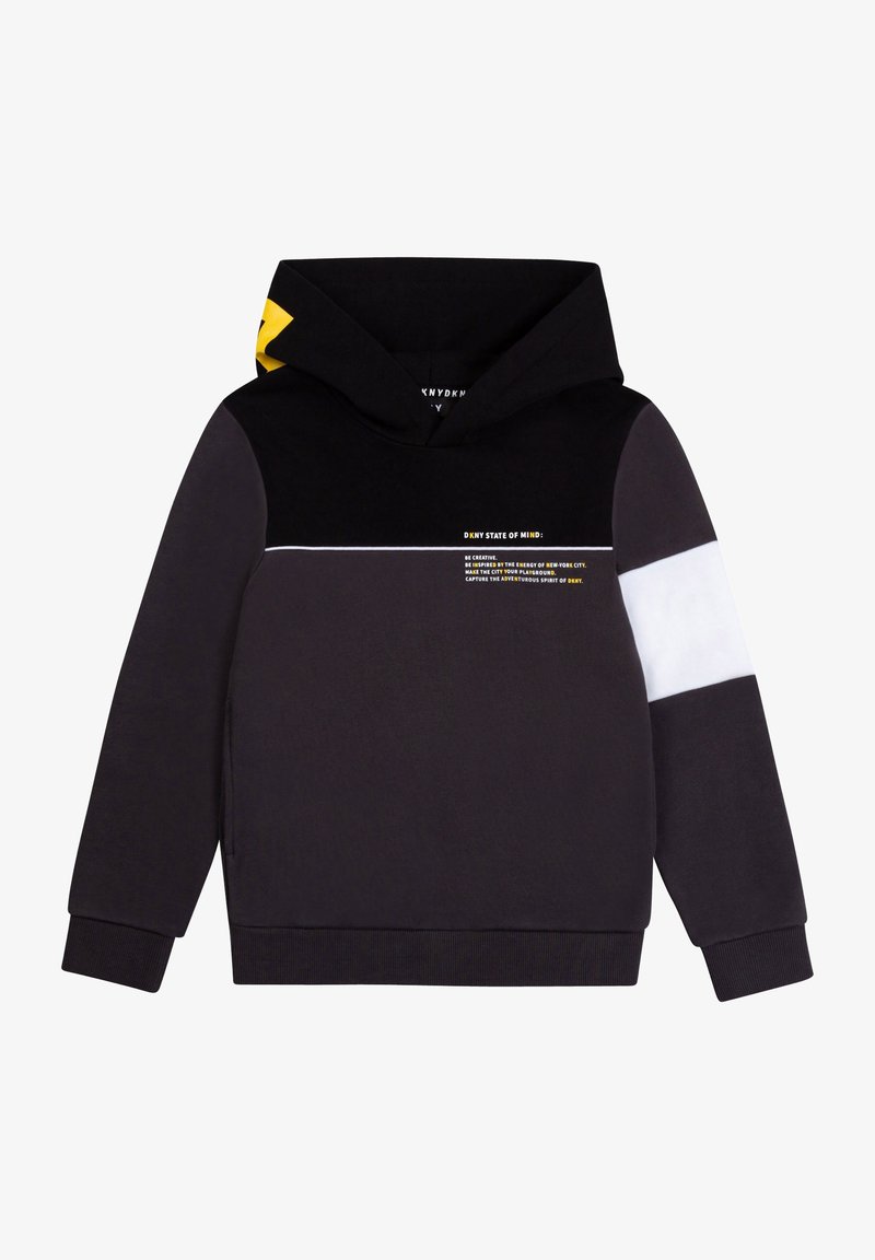 Sweat à capuche noir avec un accent jaune sur la capuche, design en blocs de couleurs avec des sections blanches et grises, et texte imprimé sur le devant.