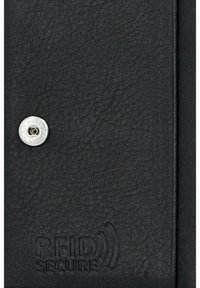 Czarny skórzany portfel o teksturowanej powierzchni, z okrągłym srebrnym zatrzaskiem oraz wytłoczonym napisem "RFID ZABEZPIECZONE".