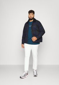 Tommy Hilfiger LOGO TEE - T-shirt estampada - dark lakeside