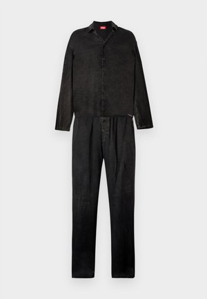 Conjunto de camisa e calças em denim preto. Camisa de manga longa com colarinho e botões, calças de corte descontraído com cintura elástica. Tecido texturizado.