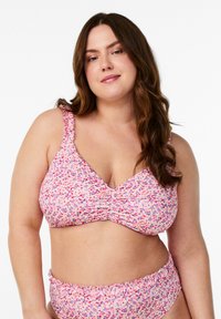 Cvetni bikini set s nabranim dizajnom v odtenkih roza, vijoličaste in bele barve. Zgornji del ima nastavljive trakove in dekolte v obliki črke V.