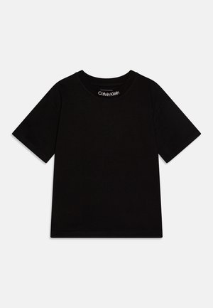 T-shirt in cotone nero con colletto rotondo e maniche corte. Presenta un logo sul colletto e un taglio semplice e classico.