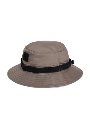 Chapeau seau marron clair avec large bord et sangle réglable noire autour de la base, présenté sur un fond blanc.