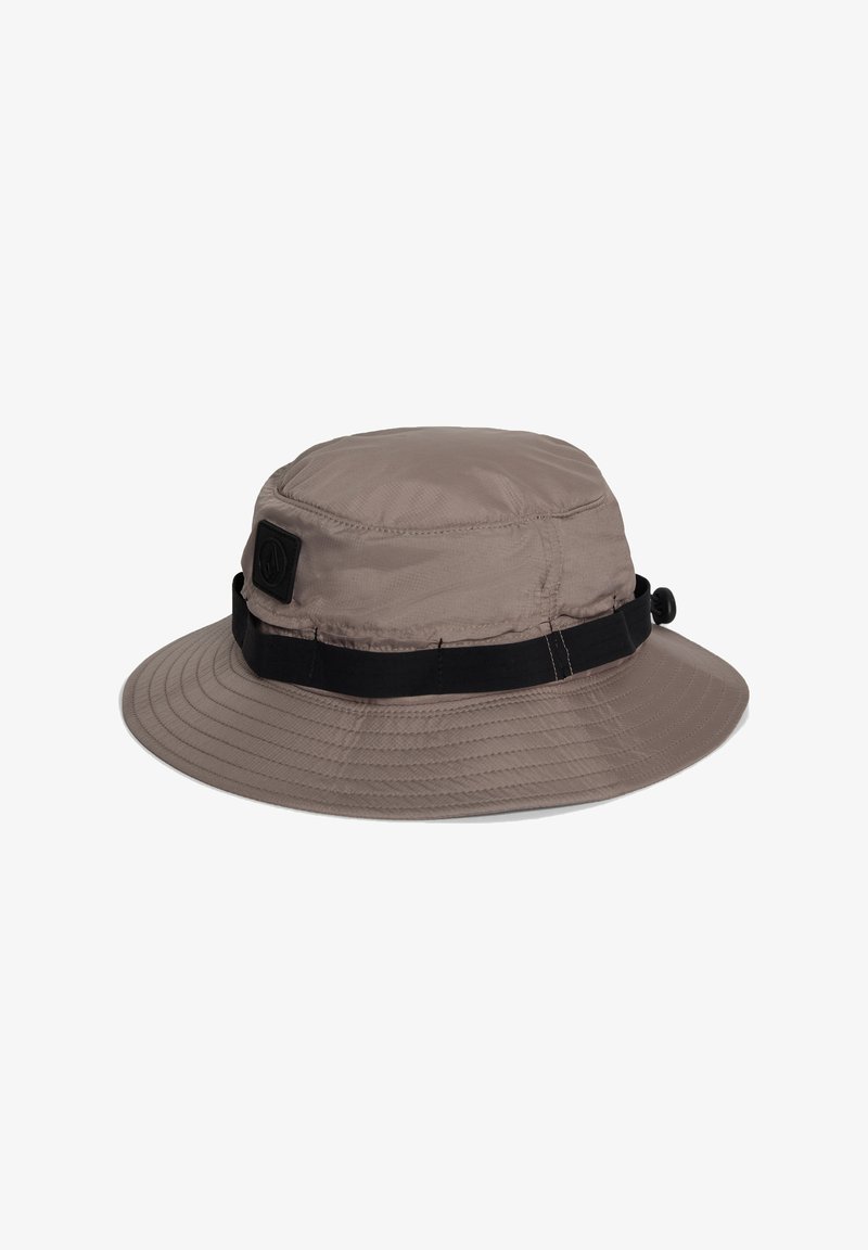 Chapeau seau marron clair avec large bord et sangle réglable noire autour de la base, présenté sur un fond blanc.