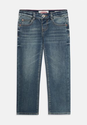 Jeans in denim blu scuro con taglio dritto, cinque tasche e chiusura con bottone. Presentano sfumature sottili e cuciture a contrasto.