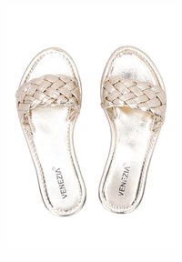 Metallic gold Rutsch-Sandalen mit geflochtenem Riemendesign, flacher Sohle und glatter Oberfläche. Logo auf der Innensohle gedruckt.
