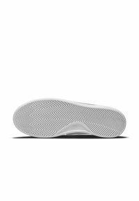 Sola de sapatilha branca com padrão de textura espinha de peixe, textura suave e ligeira curva na arcada. Apresenta um logótipo perto do calcanhar.