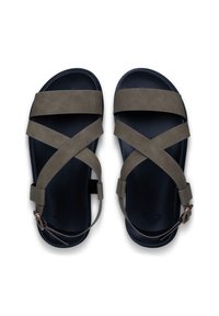 Γκρι σανδάλια με λουριά και επίπεδη μαύρη σόλα. Διαθέτουν σταυρωτά λουριά και ρυθμιζόμενο λουράκι αστραγάλου με μεταλλικό αγκράφα. Μαλακή υφή.