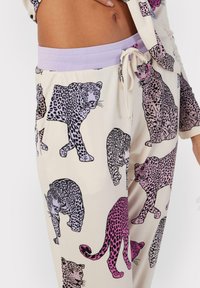 Chelsea Peers SET LEOPARD PRINT - Conjunto de pijama - off white