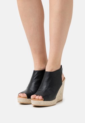 Sandales compensées noires à bout ouvert, en cuir texturé avec une plateforme en jute tressé et un talon effilé. Surface lisse sans motifs supplémentaires.