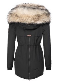 Parka negra con capucha de piel sintética. Cuenta con una cintura ajustada, mangas largas y cremallera de longitud completa. Textura suave, detalles mínimos.