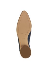 Marineblaues Wildleder-Pumpschuh mit spitzem Vorderteil und glattem, hellbraunem Gummiboden, der eine strukturierte Unterseite und das Markenlogo trägt.