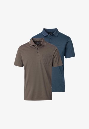 Dwa męskie polo z krótkim rękawem, jedno szare z kieszonką na piersi, drugie niebieskie, oba z kołnierzykami zapinanymi na guziki oraz subtelnym wykończeniem kołnierza.