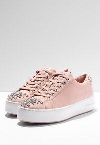 Un paio di sneaker platform rosa con gemme decorative argentate sulle punte e sul tallone, suole bianche e chiusura con lacci.
