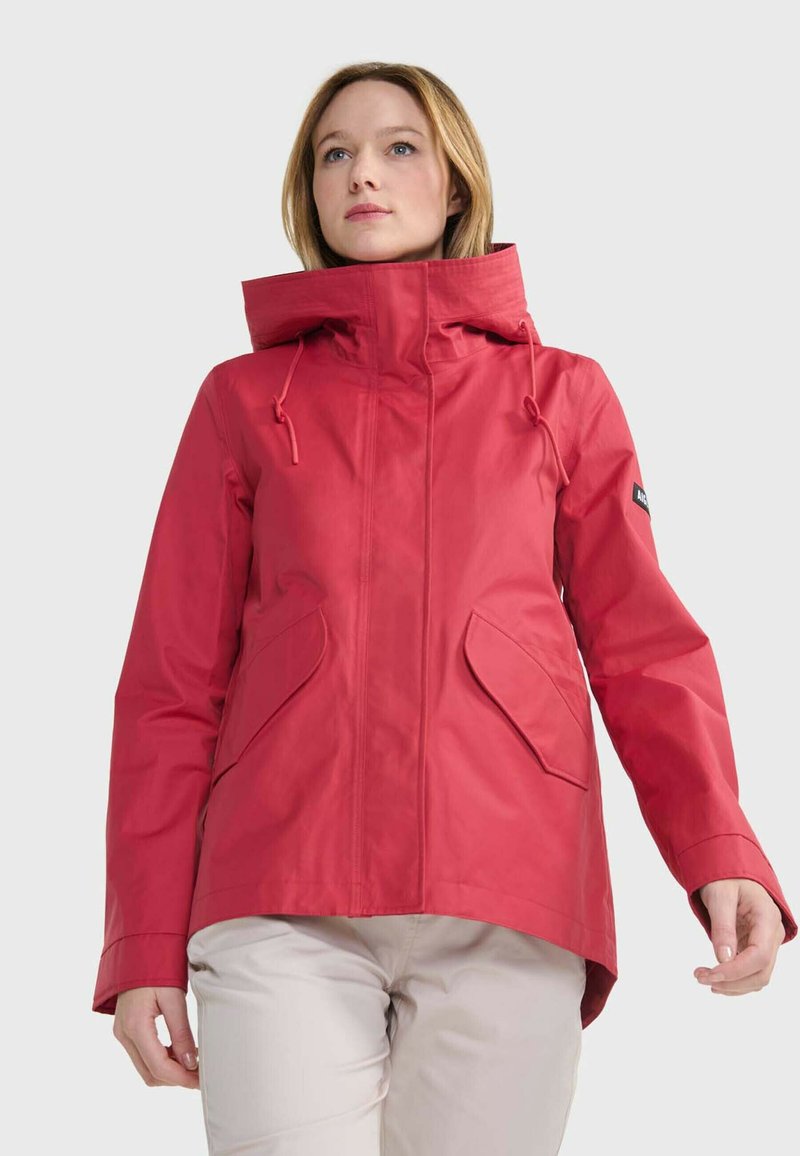 Rote wasserdichte Jacke mit hohem Kragen, verstellbare Kapuze und zwei Fronttaschen; glatte Textur und elegantes Design.
