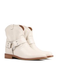 Botas de tobillo de cuero blanco con punta redondeada, parte superior arrugada y una correa decorativa con herrajes plateados. Suela media de madera.