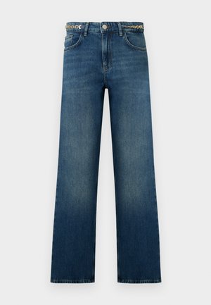 Blå højtaljede denimjeans med lige ben og et dekorativt guldkædebælte på hvid baggrund.