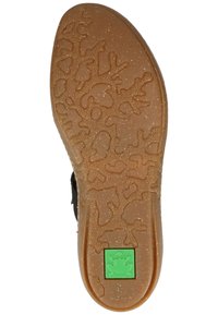 Semelle de chaussure en caoutchouc marron avec un motif texturé ressemblant à des formes organiques. Présente un logo de grenouille verte intégré dans le design.