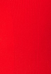 Červená žebrovaná tkanina s mírným leskem, obsahující vertikální pruhy a hladkou texturu. Jednotná barva s živým jasem.