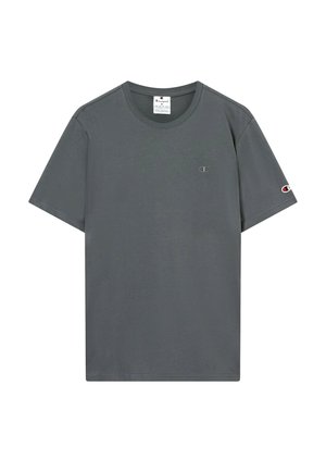 Šedé tričko Champion s krátkým rukávem, malým logem na hrudi a rukávu, kulatým výstřihem a viditelnou značkovou etiketou uvnitř límce.