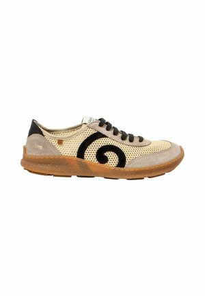 Zapatilla deportiva casual de malla beige con detalles en ante marrón, diseño en espiral negro, cordones negros y suela marrón texturizada.