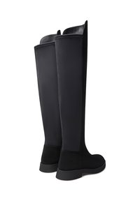 Stivali neri al ginocchio realizzati in materiale liscio con una finitura opaca. Presentano una leggera curvatura nella parte superiore e una suola piatta in gomma.
