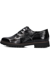 Zwarte faux-lederen schoenen met een glanzende afwerking, ronde neus, vetersluiting en een getextureerde rubberen zool met een robuust profiel.