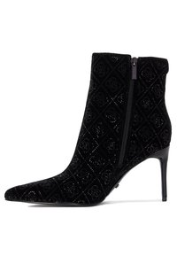 Stivaletto nero alla caviglia con punta affilata, chiusura con zip e materiale in velluto testurizzato con motivo a diamante e una leggera lucentezza su un tacco a stiletto.