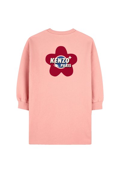 T-shirt rose oversize à manches trois-quarts, arborant un logo en forme d'étoile bordeaux avec "KENZO PARIS" en texte blanc et bleu.