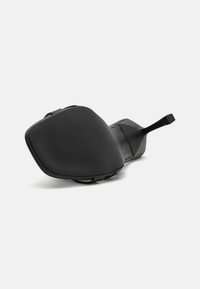 Sandal negru ergonomic, cu o talpă texturată cu striuri, curea ajustabilă și formă conturată pentru un suport și confort îmbunătățit.