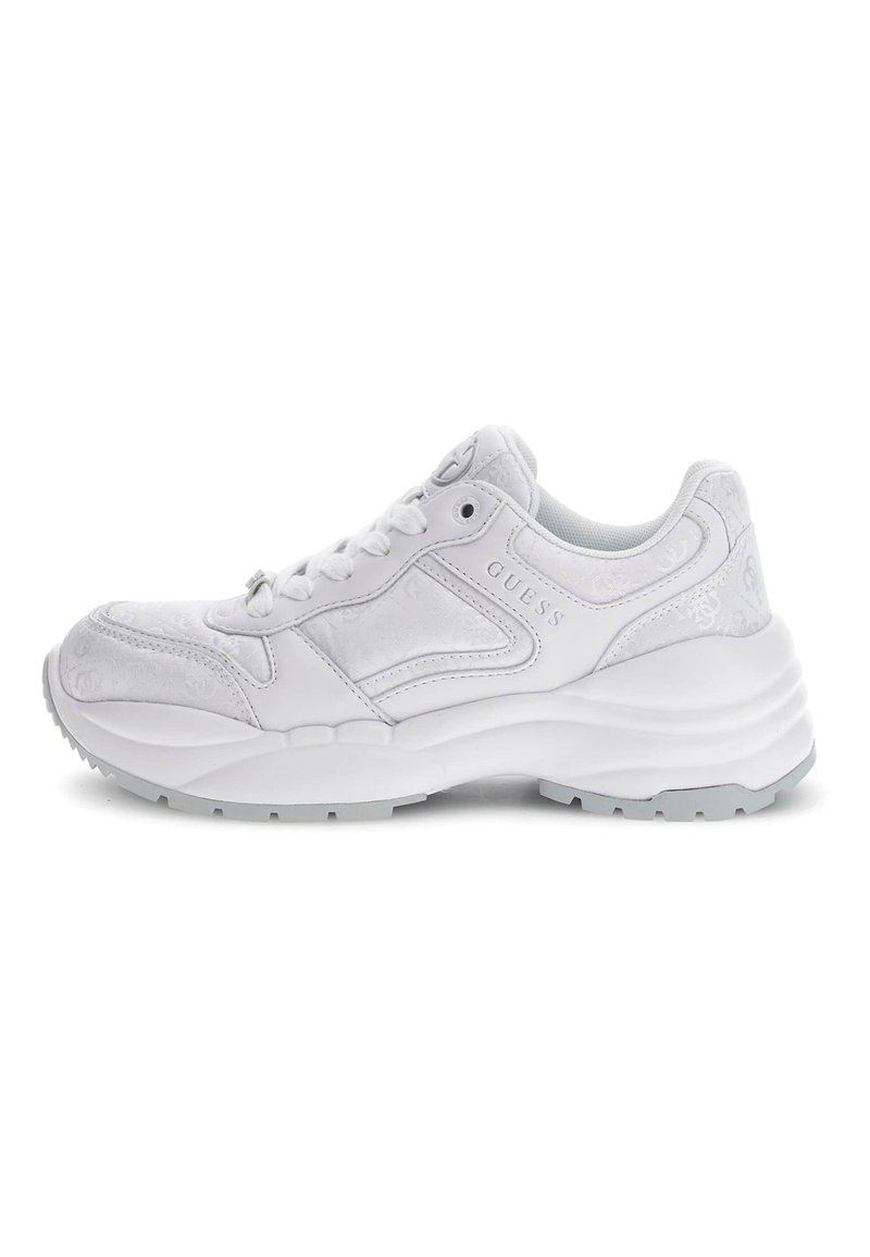 Scarpa da ginnastica bianca con parte superiore testurizzata, colletto imbottito e chiusura con lacci. Caratterizzata da una suola spessa e logo in rilievo sul lato.