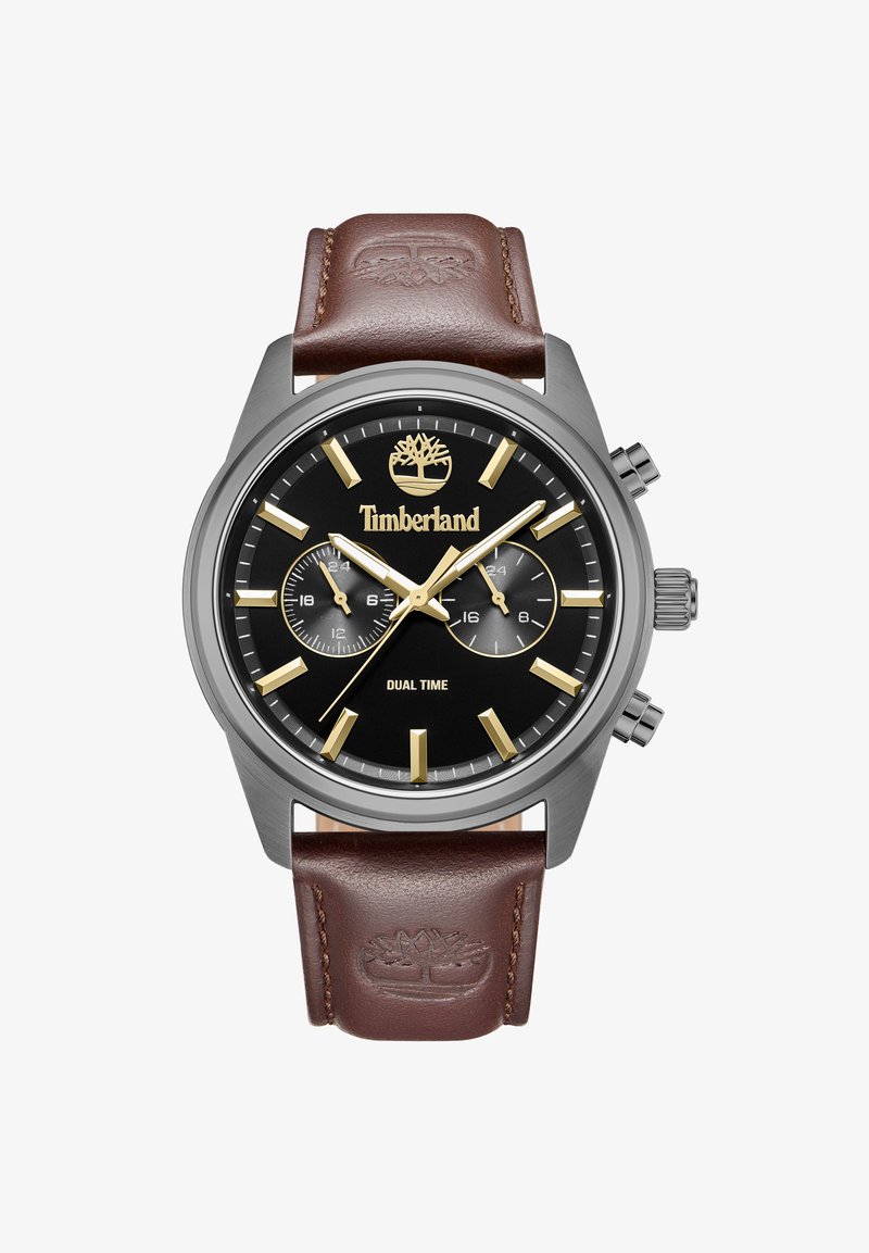 Orologio con cinturino in pelle marrone, quadrante nero, cassa in acciaio inossidabile argento, accenti dorati e funzione dual time. Logo Timberland visibile.