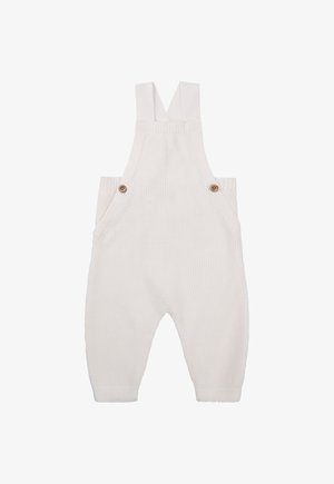 Weiße Strick-Grenouillère mit verstellbaren Trägern, zwei vorderen Taschen und Holz-Knopf-Akzenten. Textil mit strukturiertem Stoff und gerippten Details.