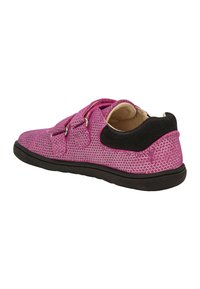Scarpa rosa con texture e punta rotonda, dotata di inserti elastici neri sul tallone e due chiusure a strappo sui lati.