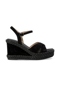 Schwarze Keilsandaletten mit weichem Wildlederobermaterial, verstellbarem Schnallenriemen und strukturiertem geflochtenem Espadrillesohle.