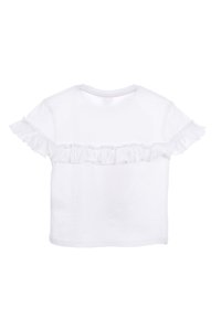 Camiseta de algodón blanca con mangas cortas, que presenta detalles con volantes en el escote y los hombros. Diseño liso en la parte trasera, textura suave.