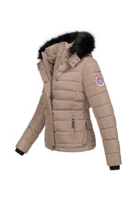 Beige Steppjacke mit einer Kapuze aus Kunstfell, ausgestattet mit Reißverschlusstaschen, einem großen Logopatch am Ärmel und elastischen Bündchen.