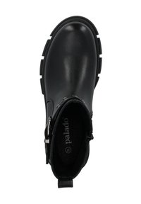 Botín negro de tobillo hecho de cuero sintético suave. Presenta una punta redondeada y un cierre lateral con detalles de hebilla decorativa. Suela texturizada.