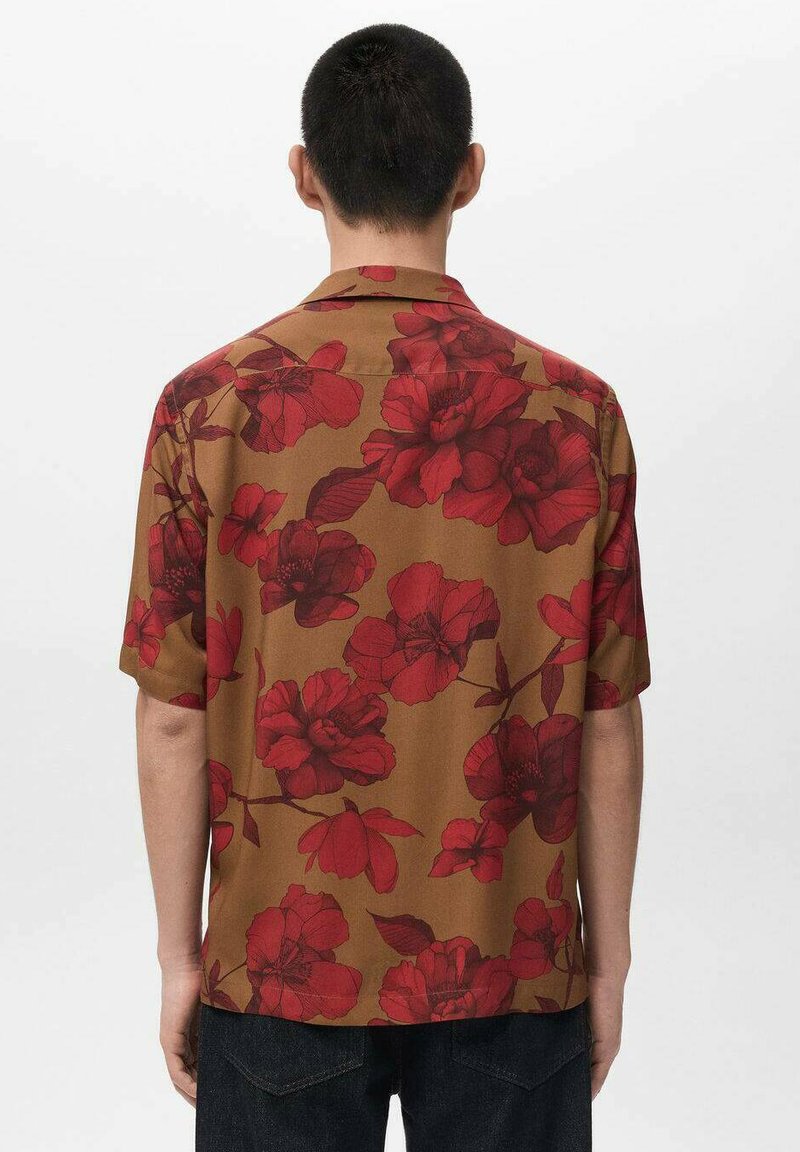 Camicia a maniche corte in tessuto marrone con grandi motivi floreali rossi. Colletto classico e vestibilità rilassata con orlo dritto sul retro.