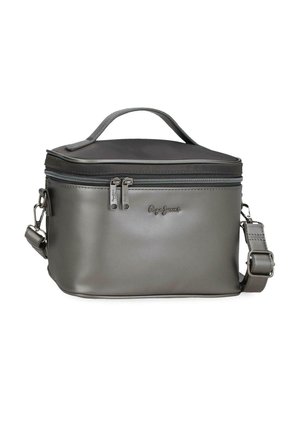 Bolso rectangular de cuero gris con doble cremallera, asa superior, correa de hombro ajustable y logotipo de Pepe Jeans en el frente.