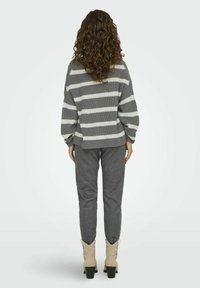 JDY JDYJUSTY STRIPE  - Strickpullover - december sky