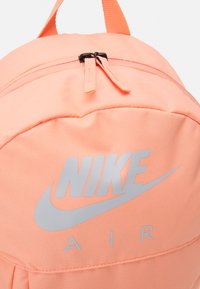 Nike Sportswear ELEMENTAL - Mochila - crimson bliss/aura